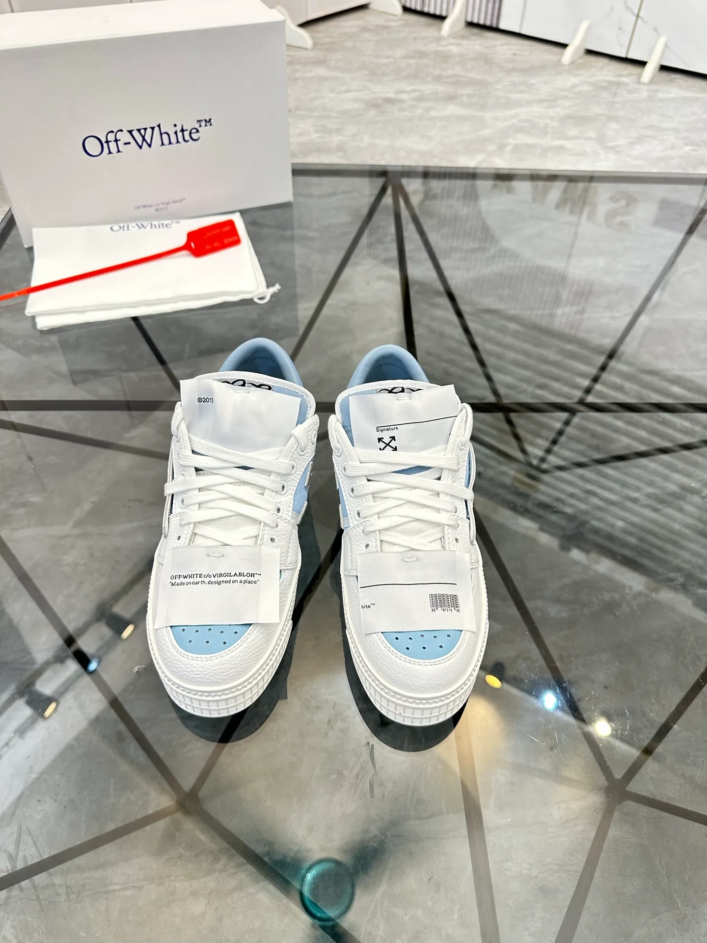 Selling men's shoes 💰: 💰P500¥ High-end top quality Product trademark: OFF WHITE *"OFF WHITE*" low-top casual shoes Regular size: 35-45 (can be customized to 46) Couple style Product materials: Upper imported first-layer cowhide stitched with original fabric, genuine leather lining, original outsole. No.: H203
